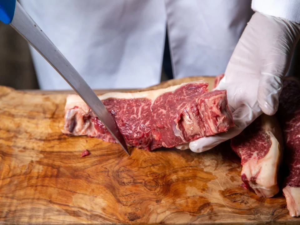 cara memotong daging sapi agar empuk